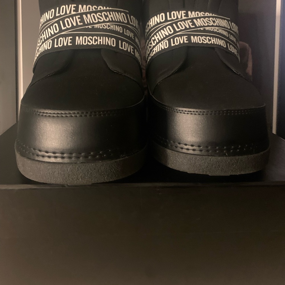 NWT Women Moschino synthetic rubber ski boots with big red hearts and logo laces